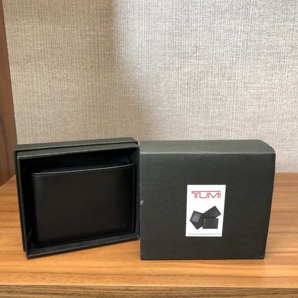 Tumi Black Leather Global Wallet (Two in One) - Picture 9 of 12